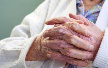 Yaşlı kırışık elleri birleştirdim