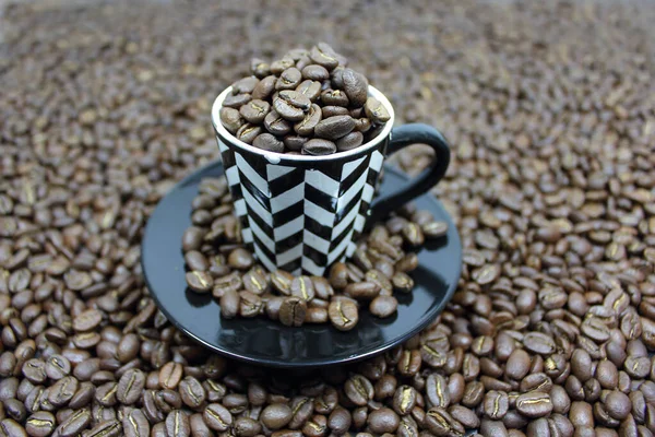 Café Tostado Oscuro Una Taza Platillo — Foto de Stock