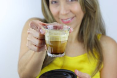 Güzel Kolombiyalı kadın Piccolo kahvesi tutuyor.