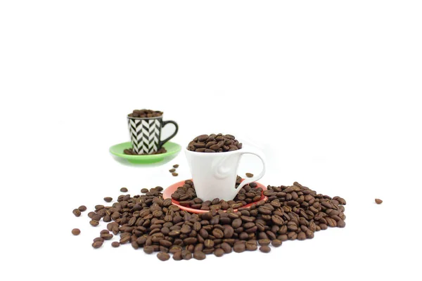 Dunkel Geröstete Kaffeebohnen Einer Tasse Und Untertasse — Stockfoto