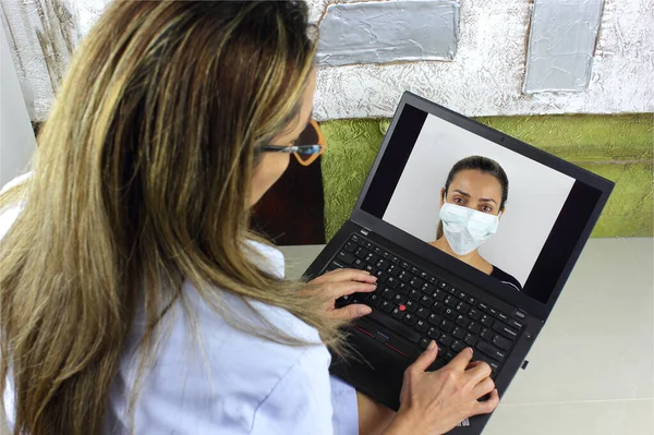 Latin Amerikai Aki Vírusmaszkot Visel Koronavírus Megelőzésére Stock Kép