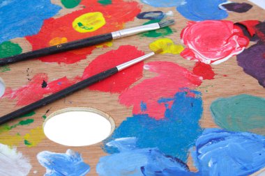 Fırçaları ve paletleri boya