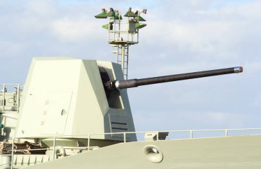 Silahlı ve ateşe hazır bir savaş gemisi.