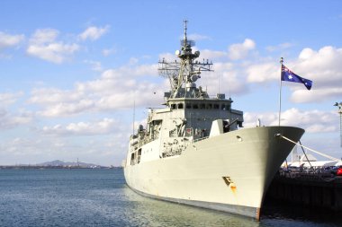 Avustralya savaş gemisi Corio Körfezi Geelong Avustralya 31 Mart 2008 'de Avustralya bayrağını dalgalandırıyor.
