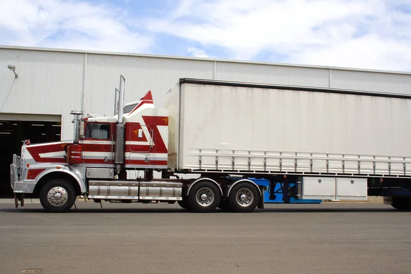 Zware Semi Vrachtwagen Voor Goederenvervoer — Stockfoto