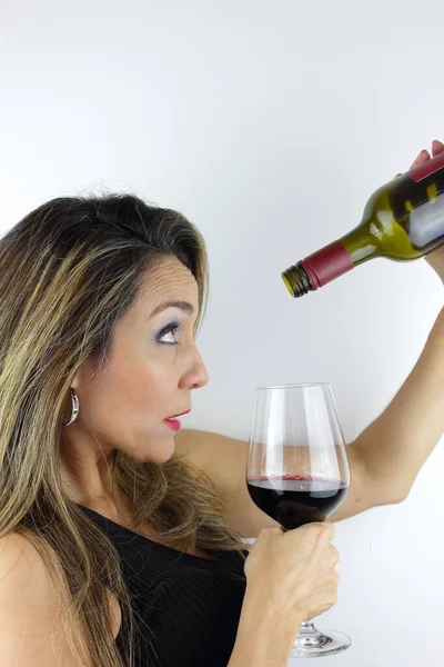 Mooie Vrouw Met Een Glas Wijn Lege Fles — Stockfoto