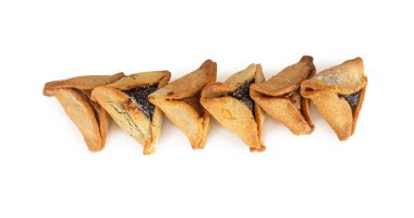 Haman 'ın kulaklarına Hamantaschen de denir - Purim bayramı için geleneksel bir Yahudi pastası. İlginç şekillerde düzenlenmiş ve beyaz bir arkaplanda izole edilmiş.