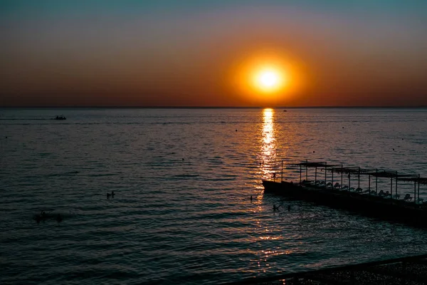 Hermosa Colorida Contrastante Puesta Sol Sobre Mar Océano Sol Caliente — Foto de Stock