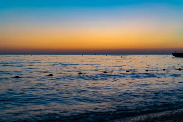 Красивый Красочный Контрастный Закат Над Морем Океаном Горячее Солнце Освещает — стоковое фото