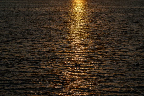 Mooie Kleurrijke Contrasterende Zonsondergang Boven Zee Oceaan Hete Zon Verlicht — Stockfoto