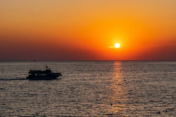 Hermosa Colorida Contrastante Puesta Sol Sobre Mar Océano Sol Caliente — Foto de Stock