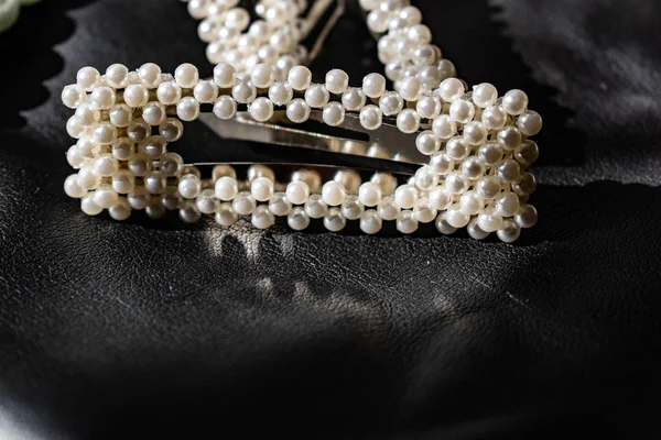 Красивое Модное Украшение Белых Бусин Жемчуга Приятного Молочного Цвета Черном — стоковое фото
