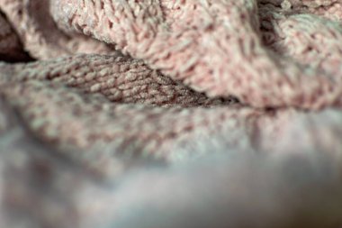 İnce desenli ve pembe renkli kumaş. Kabartmalı tekstil deseni, hoş ve narin, kadife gibi ve desenli tasarım ve dekorasyon için arka plan..