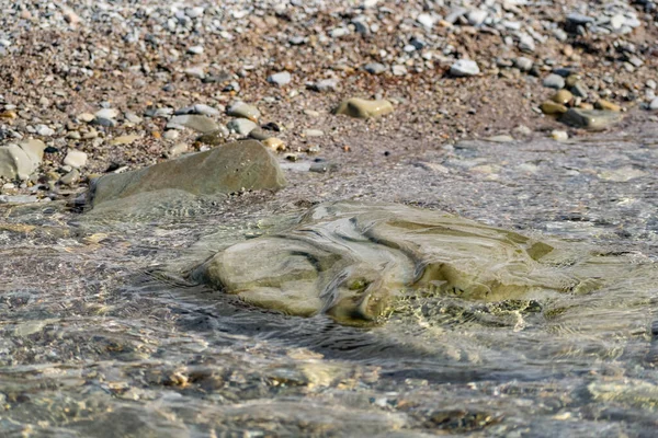 Pedras Grandes Lisas Nas Ondas Costeiras Água Salgada Mar Costa — Fotografia de Stock