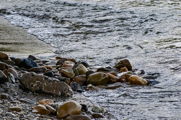 Große Und Glatte Steine Den Küstenwellen Aus Salzigem Meerwasser Die — Stockfoto