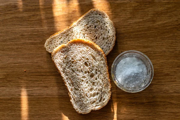 Parça Siyah Kepekli Taze Ekmek Tuz Makinesinde Beyaz Tuz Var — Stok fotoğraf