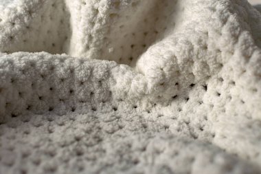 Beyaz ve gri renkte ince ve dokulu kumaş. Kabartmalı tekstil deseni, hoş ve narin, kadife gibi ve desenli tasarım ve dekorasyon için arka plan..