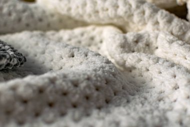 Beyaz ve gri renkte ince ve dokulu kumaş. Kabartmalı tekstil deseni, hoş ve narin, kadife gibi ve desenli tasarım ve dekorasyon için arka plan..