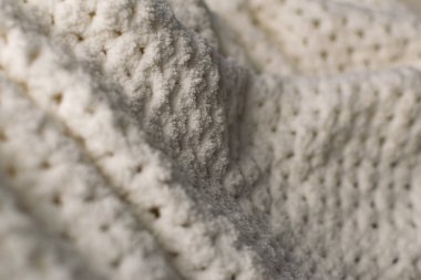 Beyaz ve gri renkte ince ve dokulu kumaş. Kabartmalı tekstil deseni, hoş ve narin, kadife gibi ve desenli tasarım ve dekorasyon için arka plan..