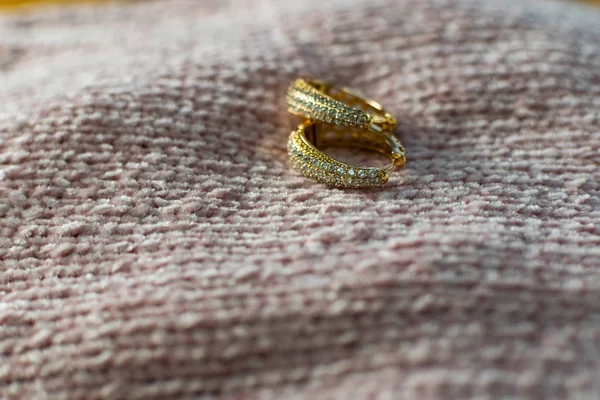 Goud Moderne Oorbellen Van Groot Formaat Volledig Bedekt Met Kleine — Stockfoto