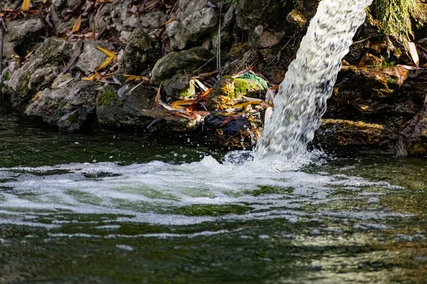 Uma Pequena Cachoeira Artificial Água Doce Que Flui Para Uma — Fotografia de Stock