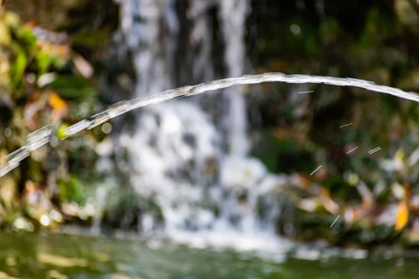 Uma Pequena Cachoeira Artificial Água Doce Que Flui Para Uma — Fotografia de Stock