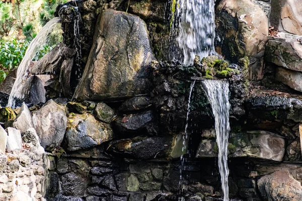 Una Pequeña Cascada Artificial Agua Dulce Que Desemboca Estanque Living — Foto de Stock