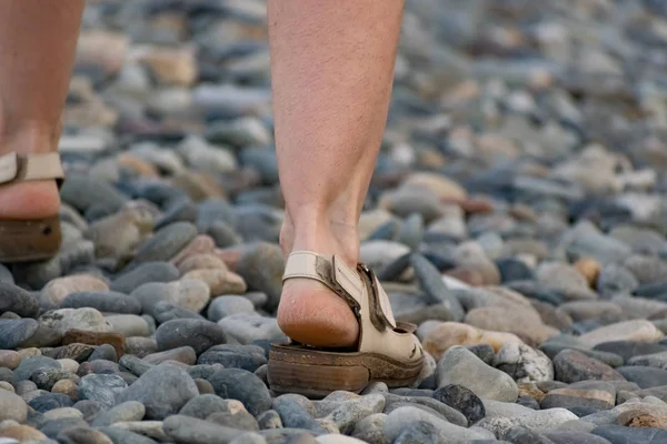 Γυναικεία Πόδια Σανδάλια Περπατούν Κατά Μήκος Ενός Πέτρινου Δρόμου Καλυμμένου — Φωτογραφία Αρχείου