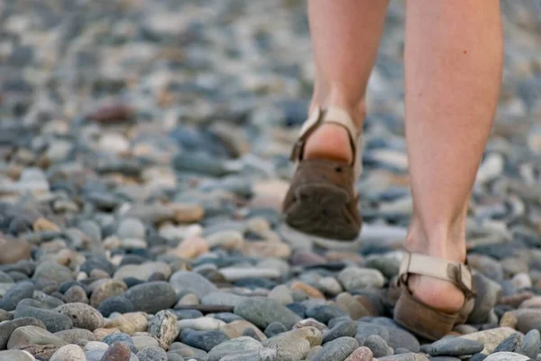 Γυναικεία Πόδια Σανδάλια Περπατούν Κατά Μήκος Ενός Πέτρινου Δρόμου Καλυμμένου — Φωτογραφία Αρχείου