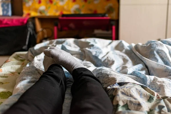 Pernas Femininas Finas Pés Calças Pretas Meias Cinza Jazem Cama — Fotografia de Stock