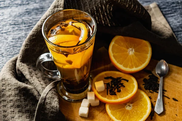 Bebida Cítrica Con Pétalos Una Taza Vidrio Transparente Con Rodajas — Foto de Stock