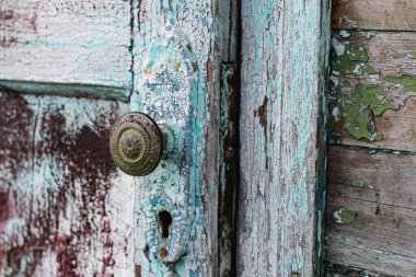 Eski kapı kolları. Paslı metal kilitler ve mandallar. Ahşap bahçe kapıları için koruyucu aygıtlar