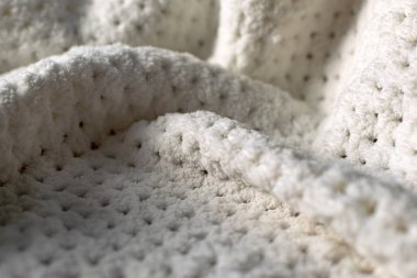 Beyaz ve gri renkte ince ve dokulu kumaş. Kabartmalı tekstil deseni, hoş ve narin, kadife gibi ve desenli tasarım ve dekorasyon için arka plan..