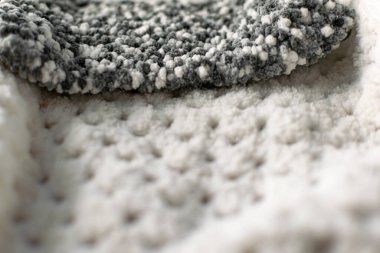 Beyaz ve gri renkte ince ve dokulu kumaş. Kabartmalı tekstil deseni, hoş ve narin, kadife gibi ve desenli tasarım ve dekorasyon için arka plan..