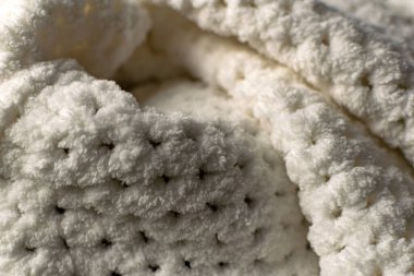 Beyaz ve gri renkte ince ve dokulu kumaş. Kabartmalı tekstil deseni, hoş ve narin, kadife gibi ve desenli tasarım ve dekorasyon için arka plan..