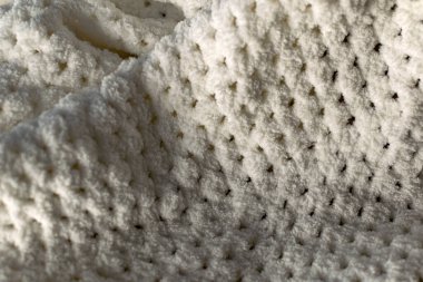 Beyaz ve gri renkte ince ve dokulu kumaş. Kabartmalı tekstil deseni, hoş ve narin, kadife gibi ve desenli tasarım ve dekorasyon için arka plan..