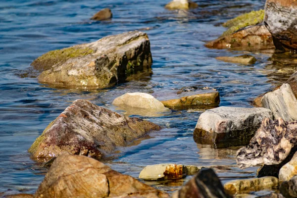 Pedras Grandes Lisas Nas Ondas Costeiras Água Salgada Mar Costa — Fotografia de Stock