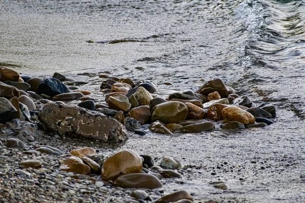 Большие Гладкие Камни Прибрежных Волнах Соленой Морской Воды Побережье Черного — стоковое фото