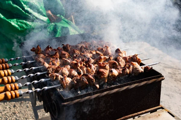 Espetos Carne Porco Com Uma Crosta Dourada Torrada Sabor Fumaça — Fotografia de Stock