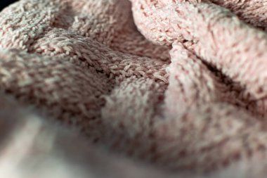 İnce desenli ve pembe renkli kumaş. Kabartmalı tekstil deseni, hoş ve narin, kadife gibi ve desenli tasarım ve dekorasyon için arka plan..