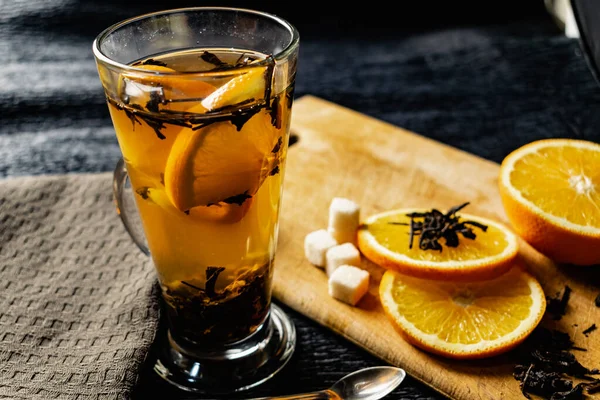 Bebida Cítrica Chá Com Pétalas Uma Caneca Vidro Transparente Com — Fotografia de Stock