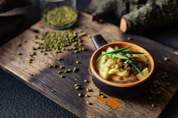Sup Dengan Mash Dan Kentang Dihiasi Dengan Bawang Hijau Dan — Stok Foto