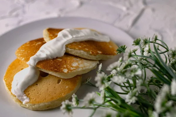 Crumpet Dan Pancake Dengan Krim Asam Piring Putih Dengan Saus — Stok Foto