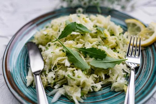 Knuspriger Salat Mit Frischem Gemüse Und Kräutern Jungkohl Mit Gurken — Stockfoto