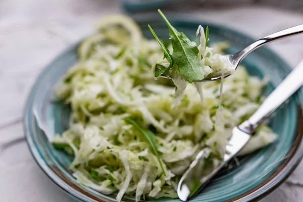 Knuspriger Salat Mit Frischem Gemüse Und Kräutern Jungkohl Mit Gurken — Stockfoto