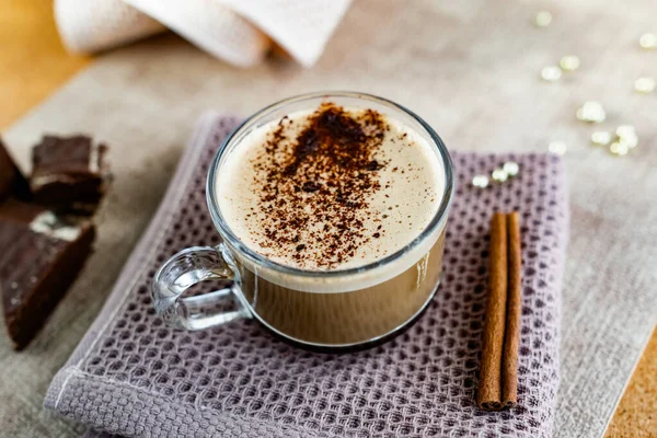 Cappuccino Panas Dengan Keripik Coklat Atas Busa Tongkat Kayu Manis — Stok Foto