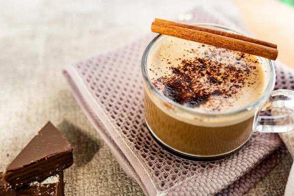 Cappuccino Panas Dengan Keripik Coklat Atas Busa Tongkat Kayu Manis — Stok Foto