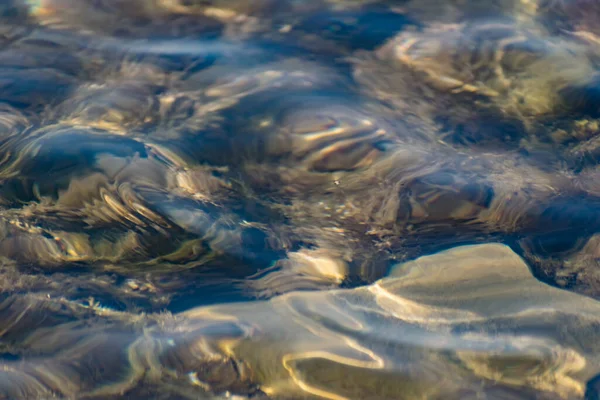 Superficie Agua Salada Del Mar Balanceándose Pequeñas Olas Cerca Orilla —  Fotos de Stock