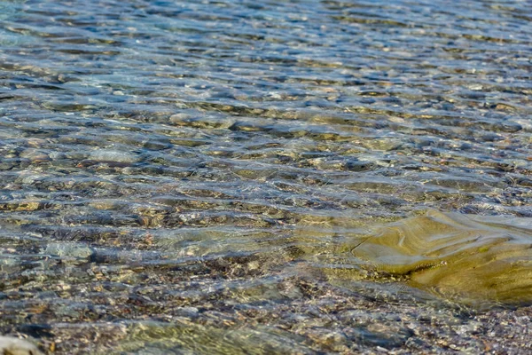 Поверхность Соленая Морская Вода Качающаяся Небольшими Волнами Берега Через Прозрачное — стоковое фото