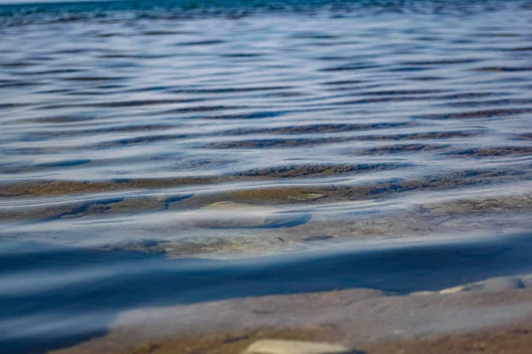 Поверхность Соленая Морская Вода Качающаяся Небольшими Волнами Берега Через Прозрачное — стоковое фото